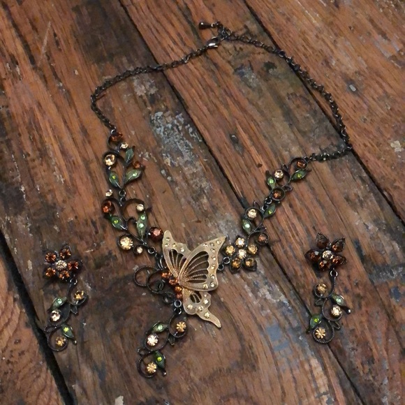 Crystal butterfly necklace and matching earrings - Picture 2 of 4